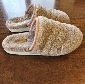 OluKai Plush Mauve Sea Salt Slippers Fuzzy Clogs Slip Ons Beach Shoes Winter
